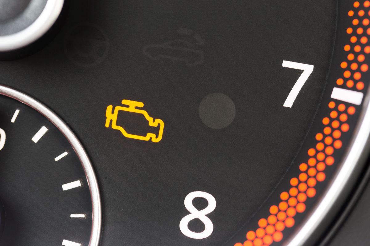 Check engine świeci? Co oznacza kontrolka silnika, typowe przyczyny i koszty napraw