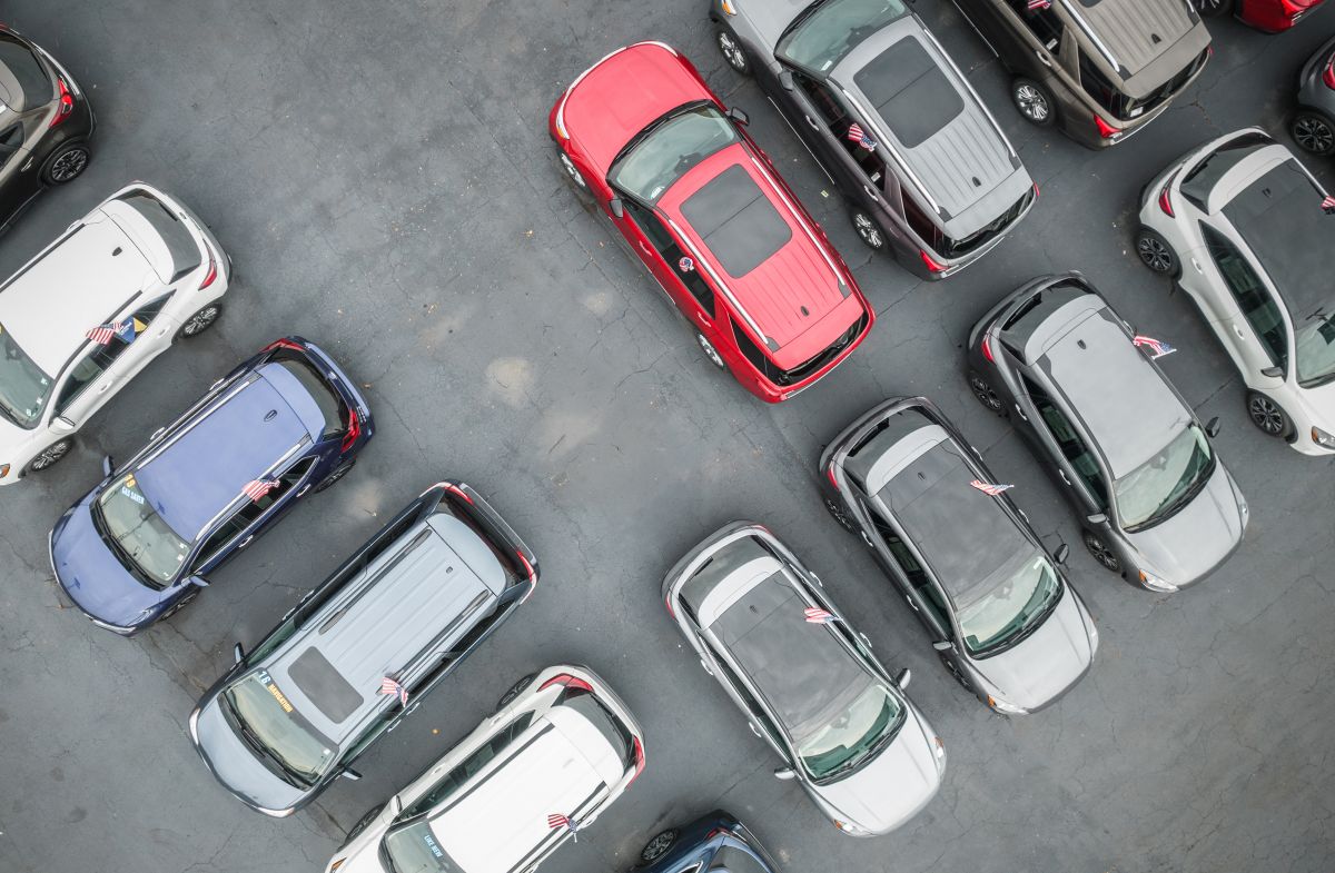 <h1>Renault Kadjar - najczęstsze wady, awarie i na co uważać przy zakupie</h1> <p><strong>Renault Kadjar kusi atrakcyjnym wyglądem i praktycznością, ale jak każdy samochód ma swoje słabe punkty. Sprawdź, jakie usterki najczęściej trapią ten model, jakie silniki budzą kontrowersje i jakich niespodzianek możesz się spodziewać. Zobacz, jak podjąć dobrą decyzję przed zakupem i uniknąć kosztownych rozczarowań.</strong></p> <h2>Historia modelu Renault Kadjar i najważniejsze zmiany</h2> <p>Renault Kadjar pojawił się na rynku w <strong>2015</strong> roku i od początku korzystał z tej samej płyty podłogowej, co Nissan <strong>Qashqai</strong>. To pokrewieństwo widać nie tylko w proporcjach nadwozia, ale i w podobnym podejściu do gamy napędowej. Model Kadjar miał w ofercie zarówno <strong>silniki benzynowe</strong>, jak i <strong>silniki diesla</strong>, co pozwoliło dopasować wybór do indywidualnych potrzeb właścicieli.</p> <p>W <strong>2018</strong> roku Renault zdecydowało się na <strong>lifting</strong> Kadjara. Po modernizacji poprawiono nie tylko stylistykę (nowe reflektory, grill), ale również unowocześniono wnętrze oraz wprowadzono nowe jednostki napędowe spełniające rygorystyczniejsze normy emisji. Warto znać różnice pomiędzy generacjami, bo <a href="https://weryfikujvin.pl/suv-do-30-tys">modele po liftingu</a> oferują lepszą multimedię oraz solidniejsze wyposażenie z zakresu bezpieczeństwa. Również selekcja silników po faceliftingu została uproszczona, koncentrując się na sprawdzonych rozwiązaniach.</p> <h2>Najczęstsze awarie Renault Kadjar - których silników unikać?</h2> <p>W przypadku Renault Kadjar szczególnie dyskusyjne są niektóre jednostki napędowe. Najwięcej problemów sprawiają silniki <strong>1.2 TCe</strong> - tu użytkownicy często skarżą się na rozciągający się łańcuch rozrządu oraz nadmierne spalanie oleju. Tego wariantu lepiej unikać, zwłaszcza w starszych egzemplarzach przed modernizacją. Silniki <strong>DCi</strong> (zwłaszcza 1.5 i 1.6 dCi) bywają podatne na awarie osprzętu, w tym wtryskiwaczy, co przekłada się na koszty naprawy.</p> <p>Dość powszechne są także usterki związane z elektroniką. Słabym punktem bywają czujniki parkowania, czasem wadliwe ekrany dotykowe oraz błędy w systemach wspomagania jazdy. Warto również sprawdzić stan <strong>zawieszenia</strong> - zdarzają się przypadki przedwczesnego zużycia elementów takich jak łączniki stabilizatora. Do wybranych egzemplarzy trafiały automatyczne <strong>skrzynie biegów</strong>, które nie zawsze wytrzymują trudy eksploatacji w miejskich warunkach.</p> <ul>    <li>1.2 TCe - rozrząd i spalanie oleju (unikać!)</li>   <li>1.5/1.6 dCi - wtryskiwacze, osprzęt, wycieki</li>   <li>Wadliwe czujniki i awarie ekranów dotykowych</li>   <li>Przedwczesne zużycie łączników i tulei w zawieszeniu</li>   <li>Awaryjność automatycznej skrzyni biegów w wybranych rocznikach</li>  </ul> <h2>Koszty utrzymania i serwisowania Renault Kadjar</h2> <p>Koszt utrzymania Kadjara zależy od wersji silnika i rodzaju usterek. Wymiana rozrządu w TCe (szczególnie 1.2) może kosztować nawet kilka tysięcy złotych, zwłaszcza jeśli doszło do poważnego rozciągnięcia łańcucha. Wtryskiwacze w silnikach dCi także nie należą do najtańszych - ceny nowych potrafią znacznie podnieść rachunek za warsztat, szczególnie w ASO.</p> <p>Na szczęście <strong>części zamienne</strong> do Kadjara są dość szeroko dostępne, zarówno oryginalne, jak i zamienniki. Różnice w kosztach <strong>przeglądów</strong> pomiędzy oficjalnymi stacjami <strong>ASO</strong> a niezależnymi warsztatami mogą być zauważalne: standardowy serwis pogwarancyjny w ASO kosztuje więcej, natomiast niezależne warsztaty oferują niższe stawki bez straty dla bezpieczeństwa samochodu. Należy także pamiętać o regularnych <strong>uzupełnieniach płynów</strong> oraz o cenach <strong>ubezpieczenia</strong>, które w przypadku Kadjara nie odbiegają znacząco od <a href="https://weryfikujvin.pl/najmniej-awaryjne-samochody-do-30-tys-zl">segmentowych rywali</a>.</p> <p><strong>Sprawdź także: <a href="https://weryfikujvin.pl/ranking-najlepsze-samochody-do-10-tysiecy">Ranking najlepsze samochody do 10 tysięcy</a></strong></p> <h2>Dlaczego warto sprawdzić VIN przed zakupem Renault Kadjar?</h2> <p>Kupując używanego Kadjara, bardzo łatwo trafić na egzemplarz po poważnych naprawach lub ukrytych uszkodzeniach. Nierzadko w ogłoszeniach trafiają się auta po <strong>szkodzie całkowitej</strong>, z zatajonymi naprawami blacharsko-lakierniczymi. Innym ryzykiem jest <strong>przebieg</strong> zmieniony przez nieuczciwego sprzedawcę lub trudne do wykrycia usterki elektroniki, które nie pojawią się podczas pobieżnej jazdy próbnej.</p> <p>Właśnie dlatego kontrola <strong>historii</strong> pojazdu poprzez <strong>raport VIN</strong> jest tak istotna. Pozwala ona ujawnić realne incydenty, wcześniejsze naprawy oraz faktyczny kilometraż auta. Dzięki temu można uniknąć kosztownych rozczarowań - raport VIN redukuje ryzyko wpadki przy zakupie i umożliwia podjęcie świadomej decyzji.</p> <h2>Najczęściej zadawane pytania (FAQ)</h2> <h3>Który silnik w Renault Kadjar jest najmniej awaryjny?</h3> <p>Z doświadczeń użytkowników najmniej problematyczny uchodzi silnik 1.3 TCe po liftingu, unikaj natomiast starszych jednostek 1.2 TCe ze względu na problemy z rozrządem i spalaniem oleju.</p> <h3>Jakie są typowe usterki zawieszenia w Kadjarze?</h3> <p>Najczęściej zgłaszane są przedwczesne zużycie łączników stabilizatora, tulei wahaczy oraz czasami szybkie wybicie amortyzatorów, zwłaszcza w autach z większym przebiegiem.</p> <h3>Na co zwrócić uwagę przy sprawdzaniu elektroniki w Kadjarze?</h3> <p>Sprawdź dokładnie działanie ekranu dotykowego, czujników parkowania, systemów wspomagania jazdy i elektrycznych szyb, ponieważ użytkownicy zgłaszali przypadki usterek tych elementów.</p>